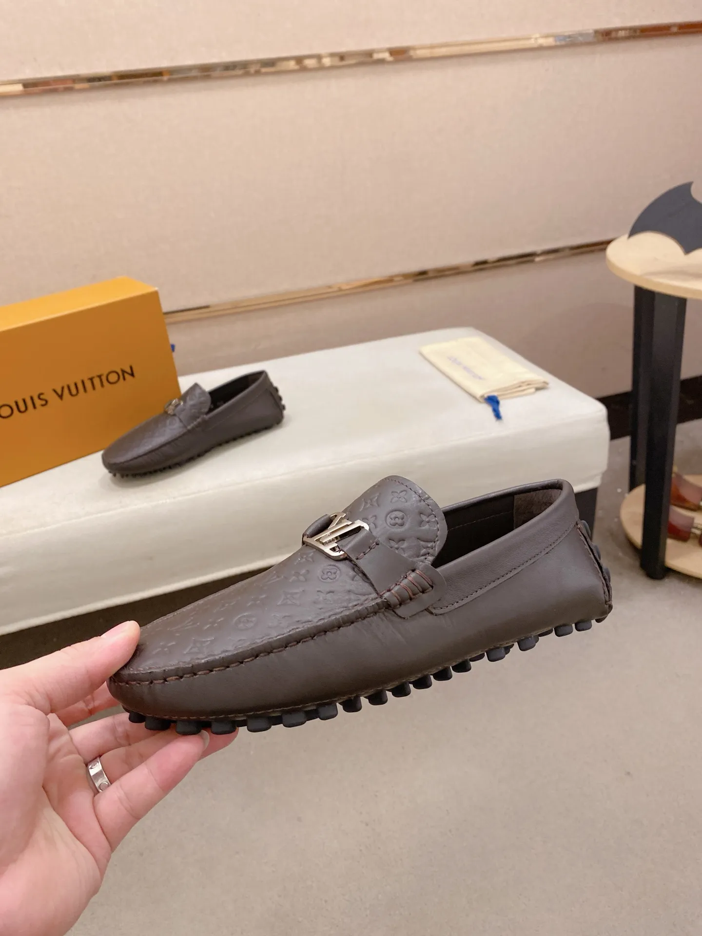 Factory price: 500💰High-end quality! LV 🆕🆕Exclusive hot-selling products in stock🔥🔥New products on the shelves, high-quality Ferragamo men's pea shoes, high-end casual driving shoes, with complete packaging! 💪 💪 Material: imported first-layer cowhide 🐂 + imported high-quality buffalo leather lining + wear-resistant outsole 👍🏻👍🏻 Features: high-end and comfortable, purely handmade 🚀 🚀 Create the perfect shoes that suit you best 🔥 🔥 Size: (38-44) 45 standard size can be customized!